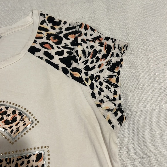 Guess white tshirt w/ leopard print sleeves - Picture 5 of 7